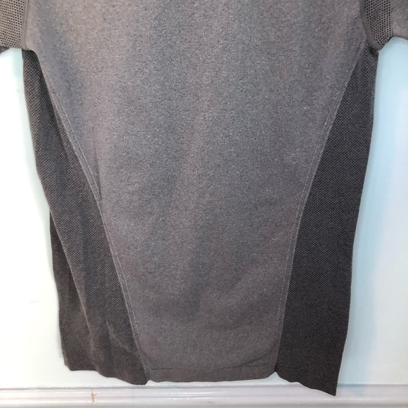 Fabletics Gray Seamless Short Sleeve Athletic Top Size Large - Picture 3 of 8
